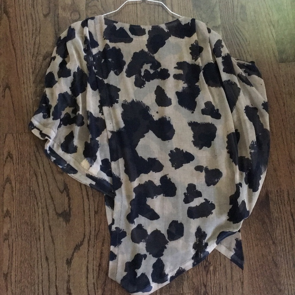 Flowy Top- - Picture 6 of 6